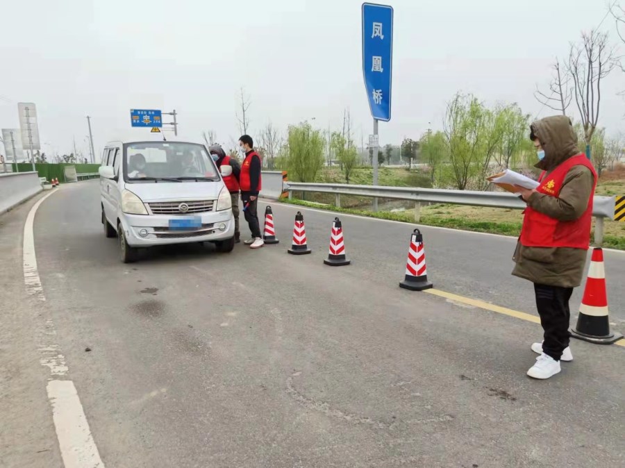 在绿杨村卡口检查来往车辆人员的健康码行程码.jpg