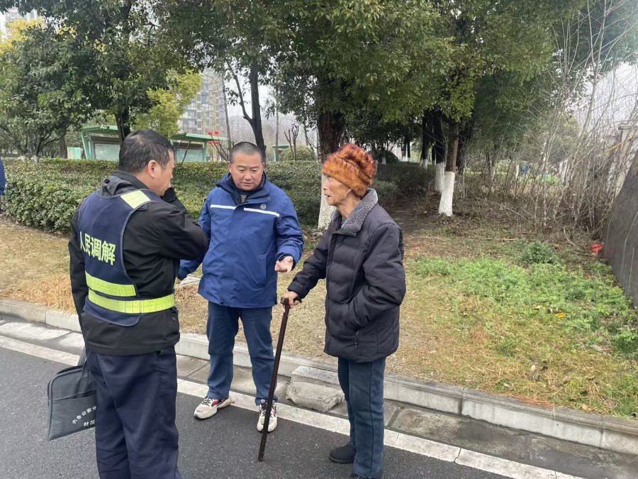 守护迷路老人 南京六合这位公交司机好样的! (2).jpg 守护迷路老人 南京六合这位公交司机好样的! (2).jpg
